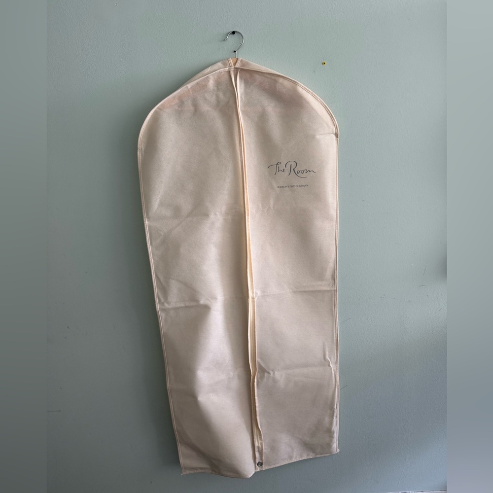 THE ROOM GARMENT BAG